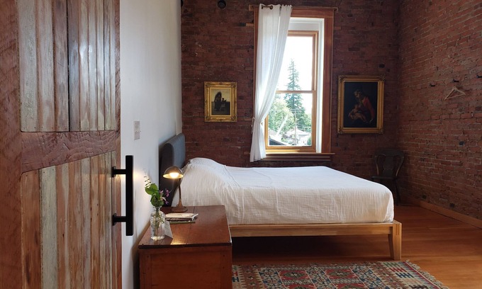 Waitsburg Hotel | The Royal Block - Room 6