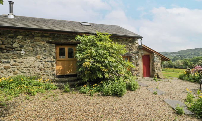 Henryd Cottage | THE SHIPPON, pet friendly, character holiday cottage in Conwy