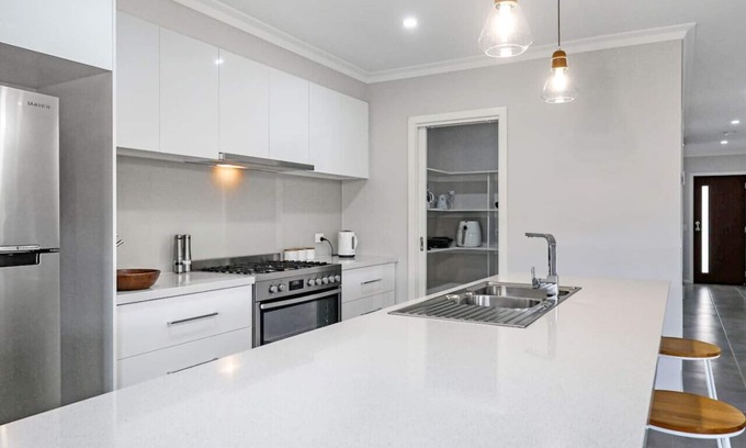 Curlewis House | The Shore- Modern family getaway, aircon, beaches