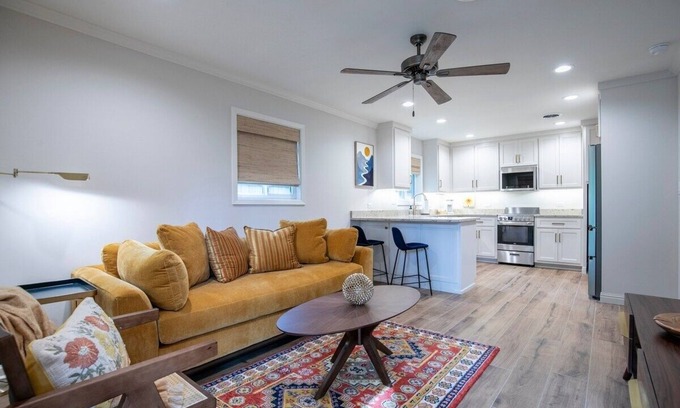 Oxford Apartment | The Square Unit 3, Cozy 1 BR by VelvetDitchVillas