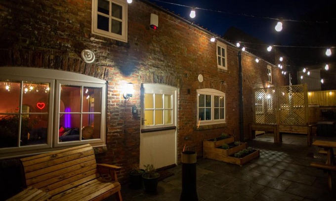 Rudston Apartment | The Stables - Quirky one bed holiday home with wood fired hot tub