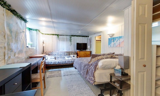 Off Broadway Apartment | The String Light Studio | Walk to Newport Restaurants!