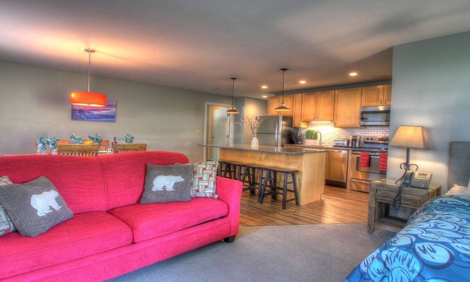 Killington Condo | The Suites + Next Door Studio: 3 Room Condo, Sleeps 10, Bus Route.