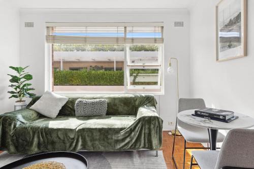 Mosman Apartment | The Sunlit Fern - Minutes from Dining & Coastline
