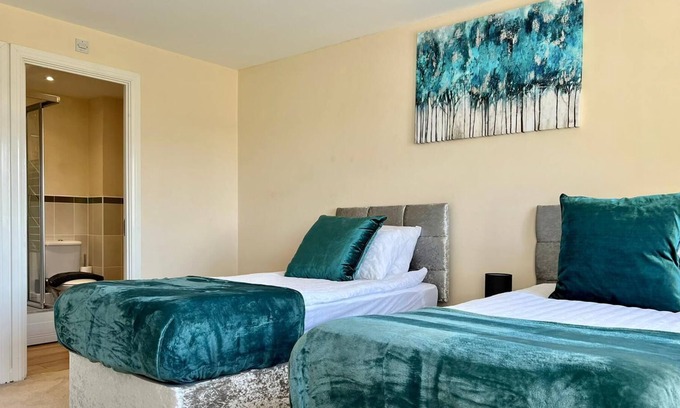 Peterborough Apartment | The Sunny House by Incredible Stay