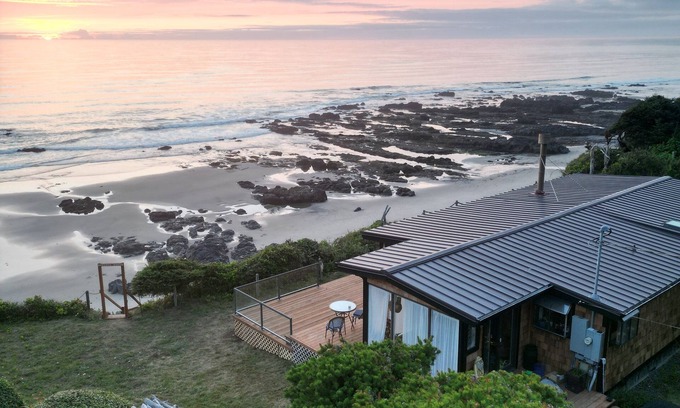 Yachats House | The Surf House w/private beach access & hot tub!