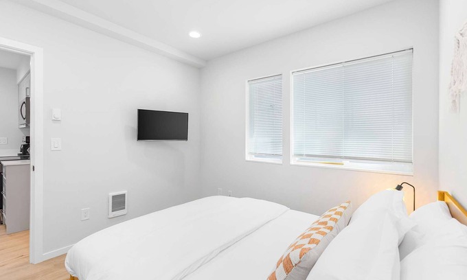 Whittier Heights Apartment | The Sweetest Suite - 91 Walkscore!