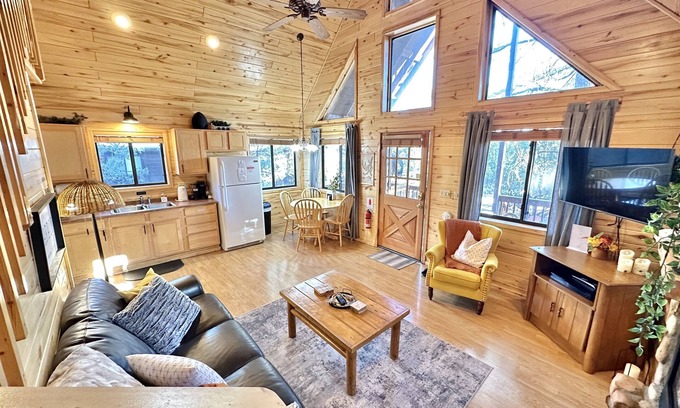 Heber Cabin | The Tamarack | Spa, Updated Décor, Pets allowed!