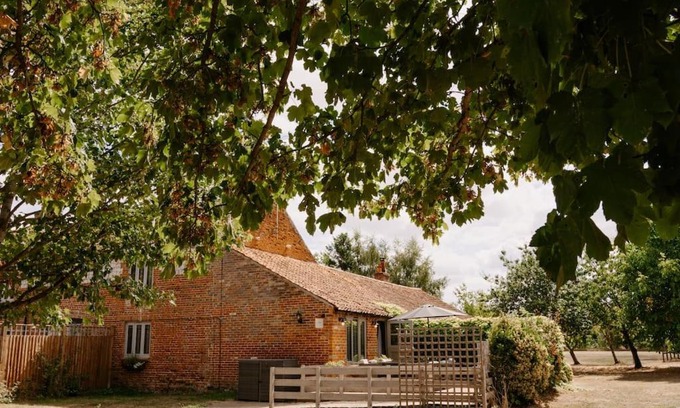 Pentney House | The Threshing Barn - relaxing countryside spa break