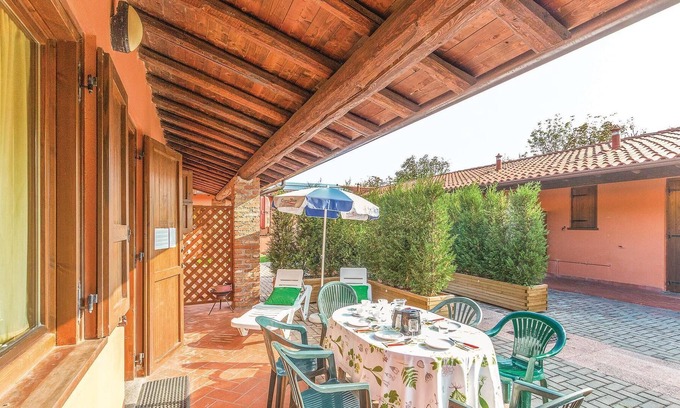 Iseo Apartment | The town of Iseo is located directly on the shores of the homonymous Lake Iseo, 30 km east of the hi
