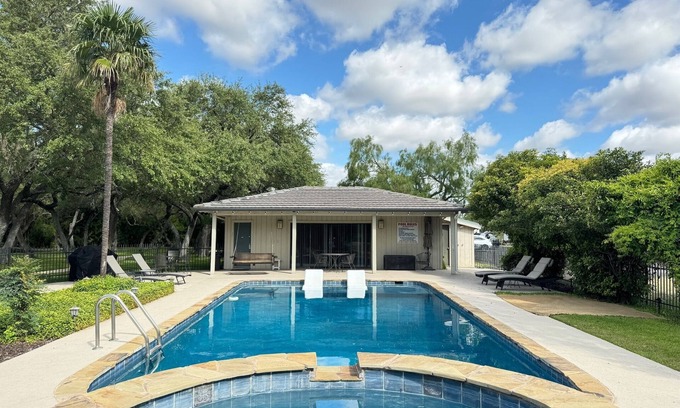 Uvalde Cabin | The Treehouse Deluxe Cottage