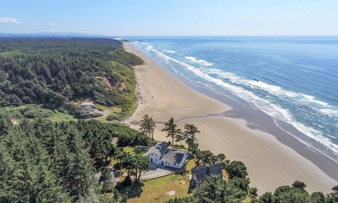 Bandon House | The Triton: Near Bandon Dunes Golf Resort with miles of sandy beach