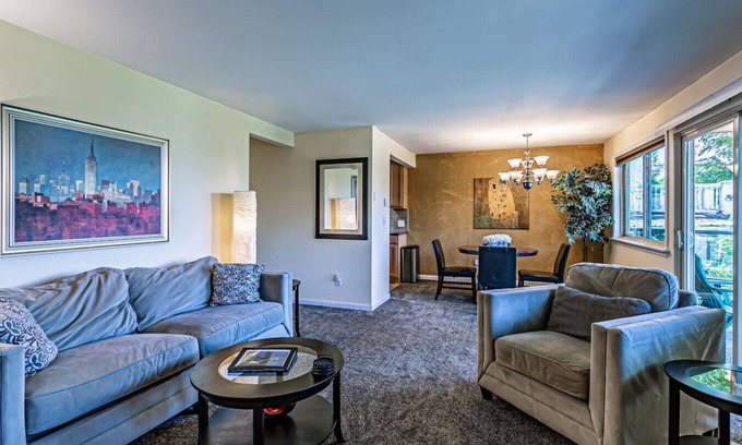 North End Condo | the Veranda, Best Area, 2 Baths, WD, Jacuzzi bath