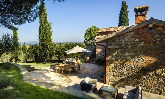 Cetona House | The villa and pool offer breathtaking views of sight