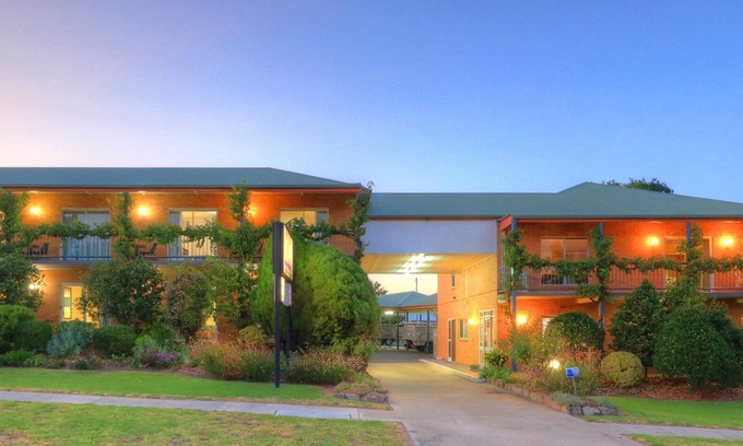 Stanthorpe Hotel | The Vines Motel and Cottages