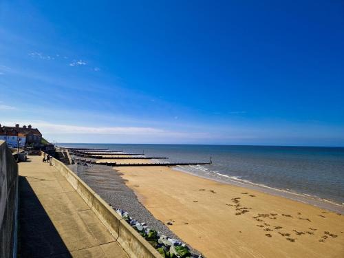 Sheringham House | The Wave - 3 bed beach front home in Sheringham
