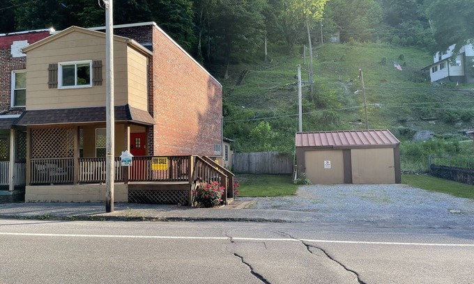 Kyle House | The West Virginia Way, The Cackalacky Shack