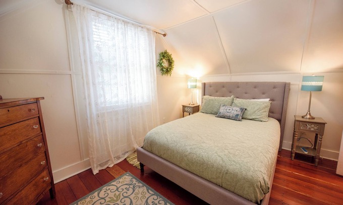 Gainesville Cottage | The White House, a charming 2-bedroom cottage in Downtown Gainesville