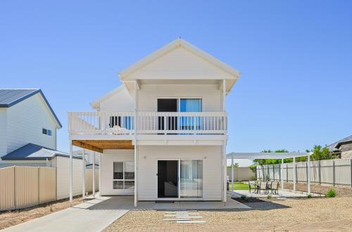 Sellicks Beach House | The White House - Sellicks Beach - C21 SouthCoast Holidays