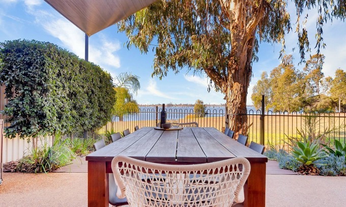 Yarrawonga House | The Willows overlooking Lake Mulwala and parkland