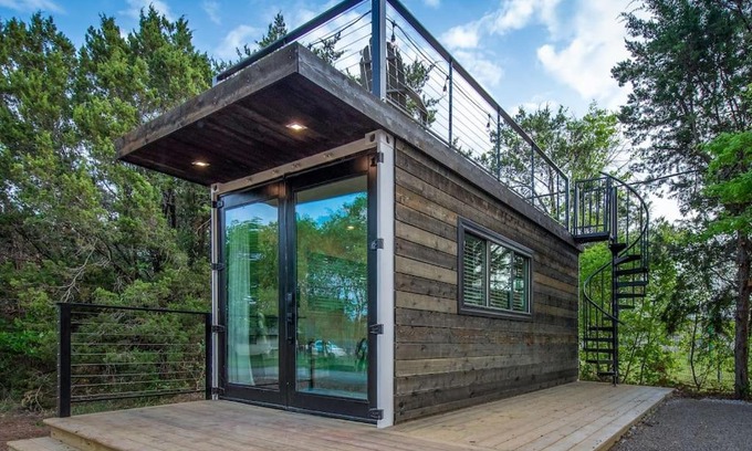 Waco Hotel | The Windmill-Tiny Container Home min to Magnolia