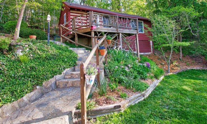 Laurel Park Cottage | The Woodlands Cottage-Deck, Views & King Sized Brass Bed