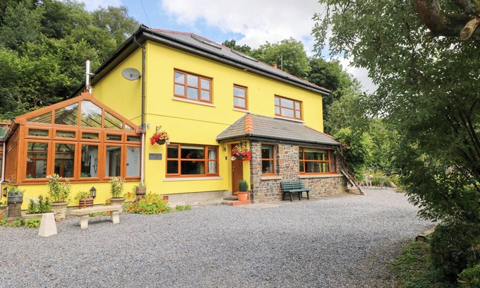 Narberth Cottage | THE WOODLANDS LOWER LEVEL, family friendly in Stepaside