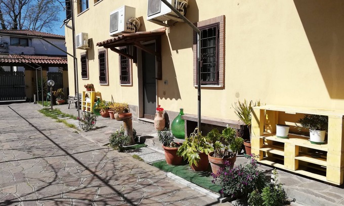 Isola Sacra Bed & Breakfast | The Yellow House