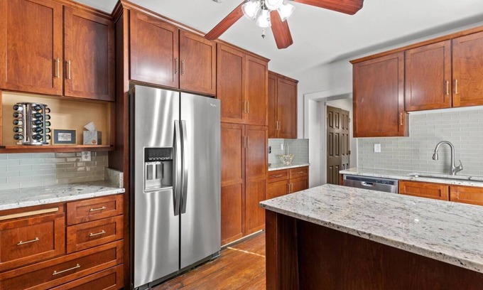 Historic South Hill Apartment | This apartment is a 5 bedroom(s), 2 bathrooms, located in Lexington, KY.