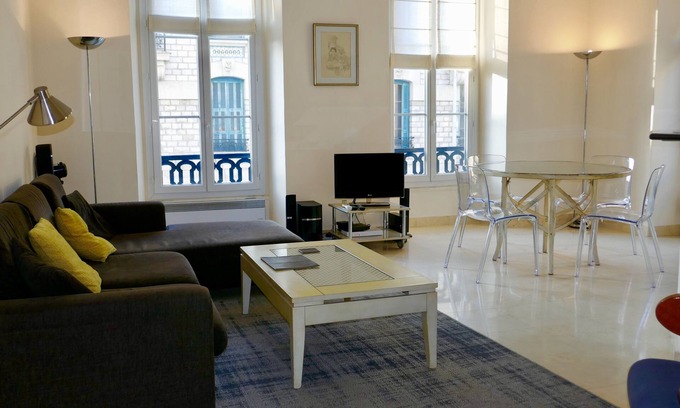 Carabacel Apartment | This bright, spacious apartment is located in the heart of the city.