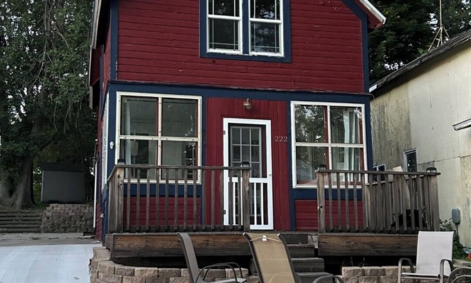 Clear Lake House | This charming house for six puts you at the heart of the action.