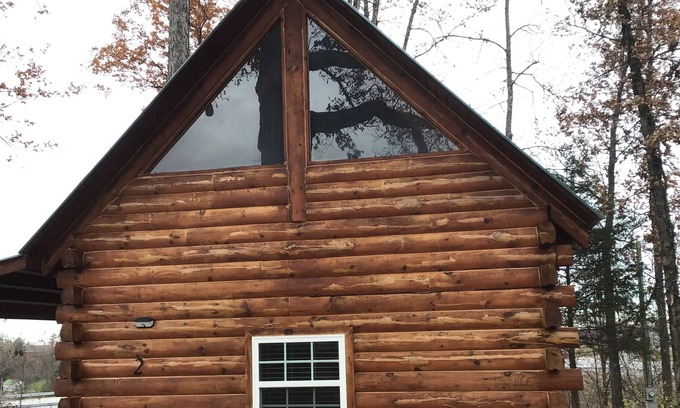 Columbia Cabin | This cozy log cabin has a private entrance