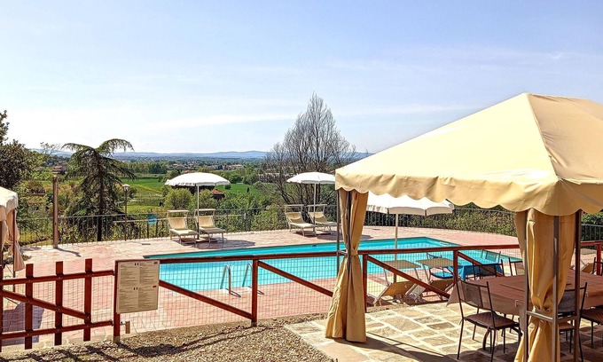 Castiglion Fiorentino House | This former farmhouse is located on a small hill about 3 km from Castiglion Fiorentino.
