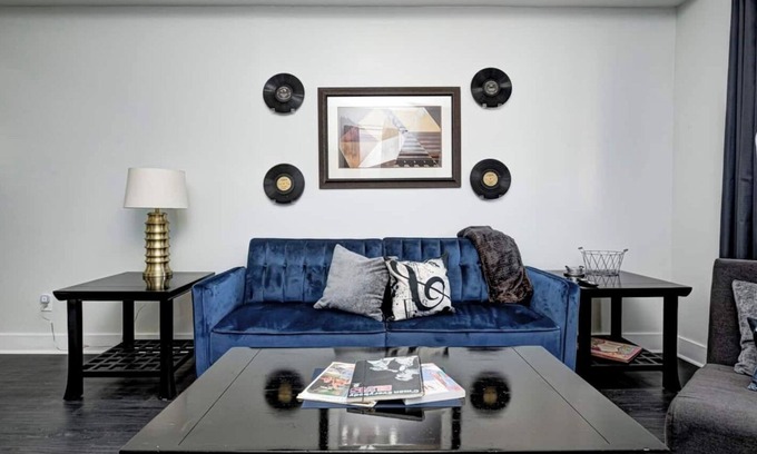 Fountain Square House | This house is a 2 bedroom(s), 2 bathrooms, located in Indianapolis, IN.