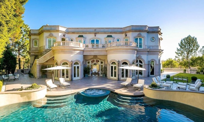 Beverly Hills House | This house is a 8 bedroom(s), 9 bathrooms, located in Beverly Hills, CA.