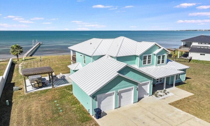 Rockport House | This is your dream house! 2 acres, guest house, beach, pier, hottub and more!