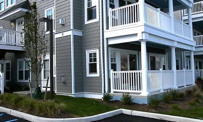 Avalon Condo | This lovely 3 bedroom, 2 bath Windward Harbor Condominium is beautifully decorated.