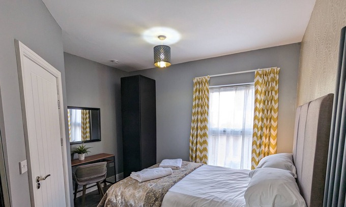 Edgbaston Apartment | This serviced apartment is a 2 bedroom(s), 2 bathrooms, located in Birmingham, England.