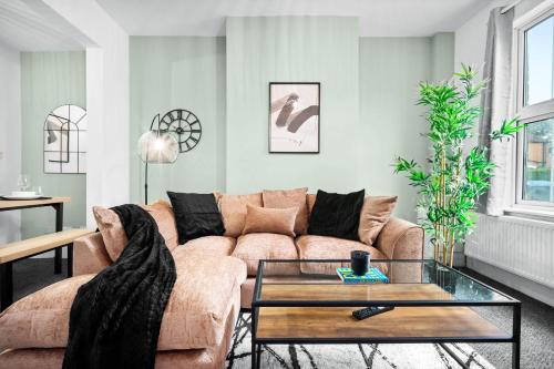 Birmingham House | Three Bed House - Accommodates 7 - Parking - Garden - Harborne 465H