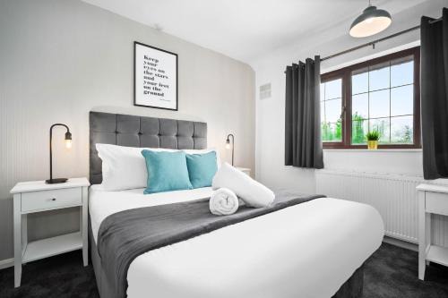 Walsall House | Three Bedroom House - Garden Space - Parking Included - Netflix Access - Parking - 74B