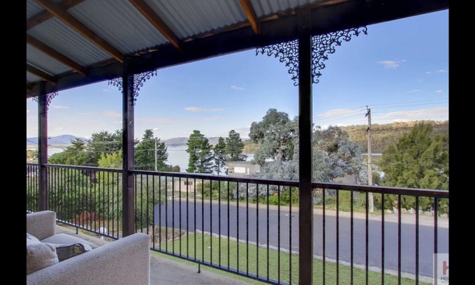 Jindabyne House | Three Bedroom Lakeview house with drying/bike room