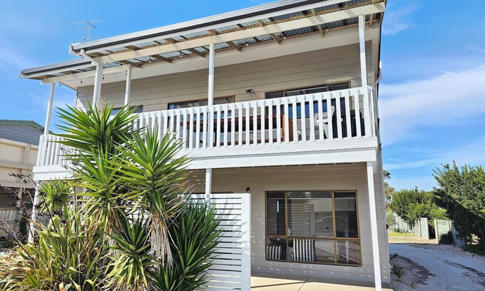 Waterhouse House | Three Sisters - 12 O'Byrne Avenue