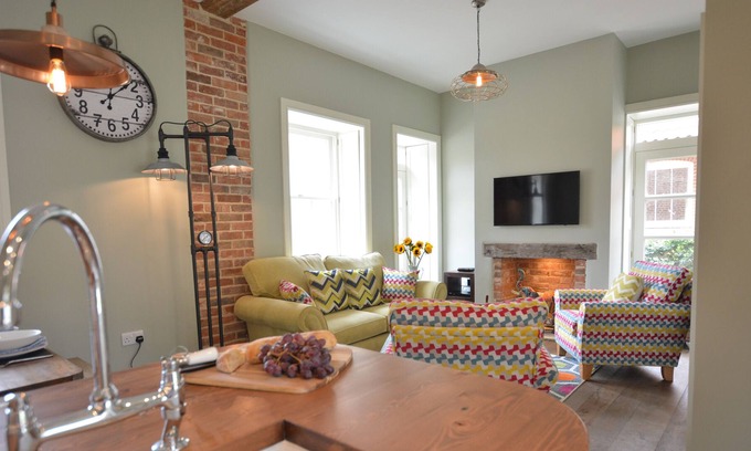Blythburgh Cottage | THYMBLETHORPE, BLYTHVIEW, pet friendly, with pool in Southwold