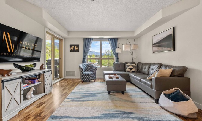 East Kootenay Apartment | Tide's Edge | Outdoor Pool & Hot Tub | Lake Views