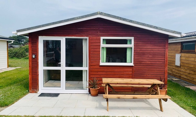 Padstow Ski Chalet | TIDE'S REACH, family friendly with garden views in St Merryn