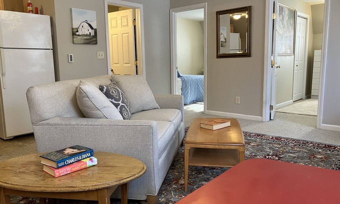 Newmarket Apartment | Tidy 2-Bed w/Parking!🚗Wine!🍷UNH👩🏻🎓
