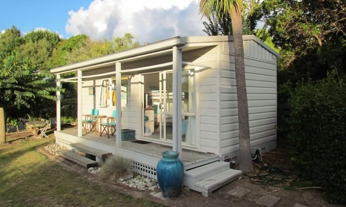 Two Mile Bay Cottage | Tidy close to lake self contained sleepout