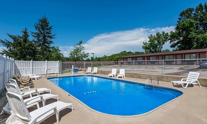 Summitt Hotel | Tidy Unit, Outdoor Pool, Free Parking, WiFi, Pets Allowed