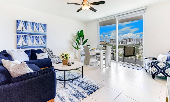 Central Beach Condo | Tiffany Emerald: Rooftop Pool, Gym, & Walk to Beach