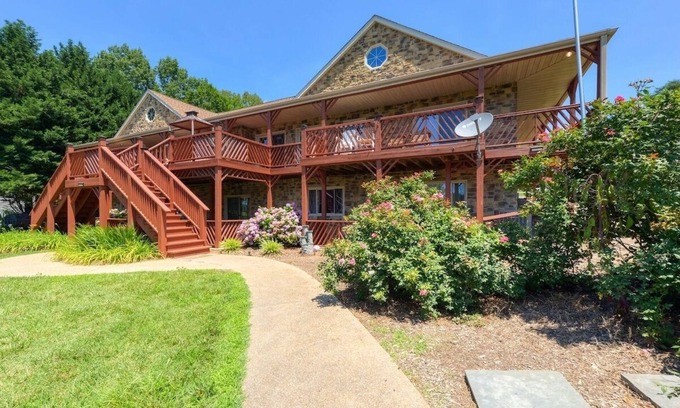 Mineral House | Tiki House, perfect large family getaway!